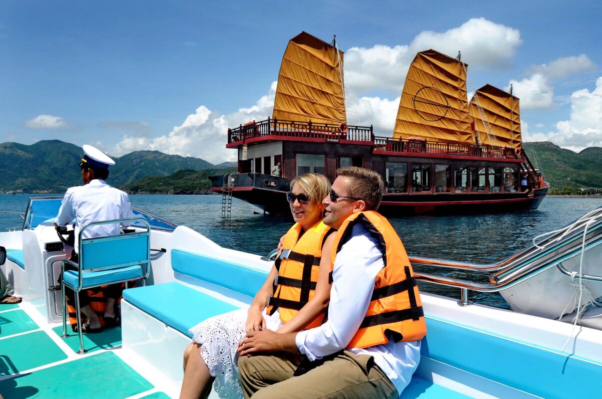 VB053: HALONG BAY CRUISE & KAYAK (2 Days/ 1 Night)