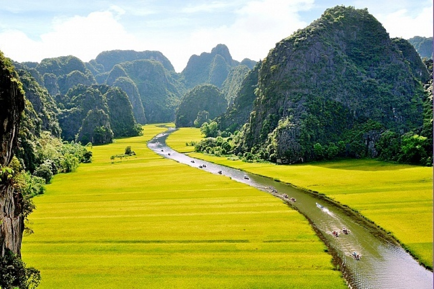 VB060: HANOI – HALONG BAY – HOA LU – HANOI (4 Days/ 3 Nights)